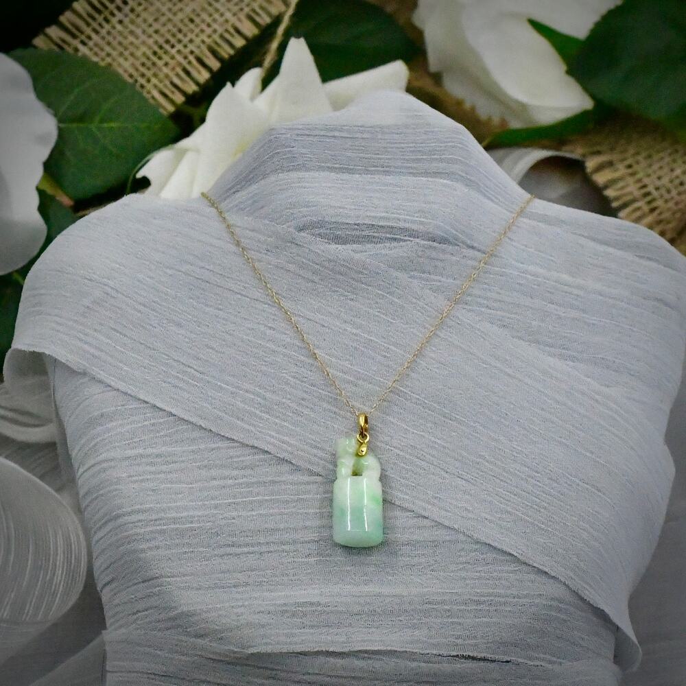 Vintage 14K Solid Gold Carved Green Jadeite Foo Dog Pendant Necklace CID